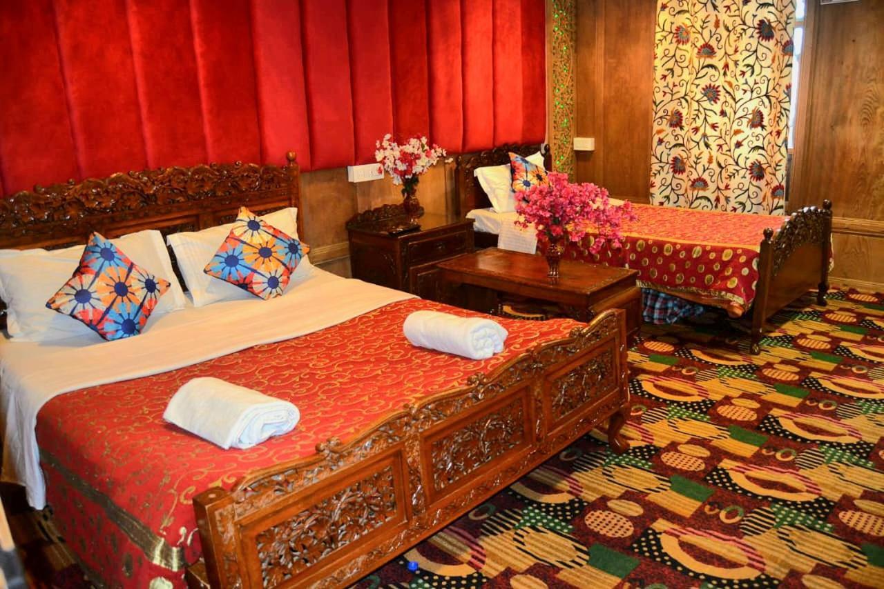 Heritage Amina Group Of Houseboats Hotel Srinagar  Bagian luar foto