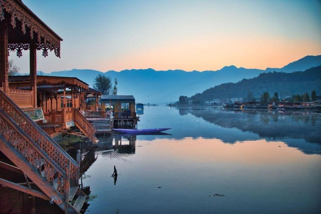 Heritage Amina Group Of Houseboats Hotel Srinagar  Bagian luar foto