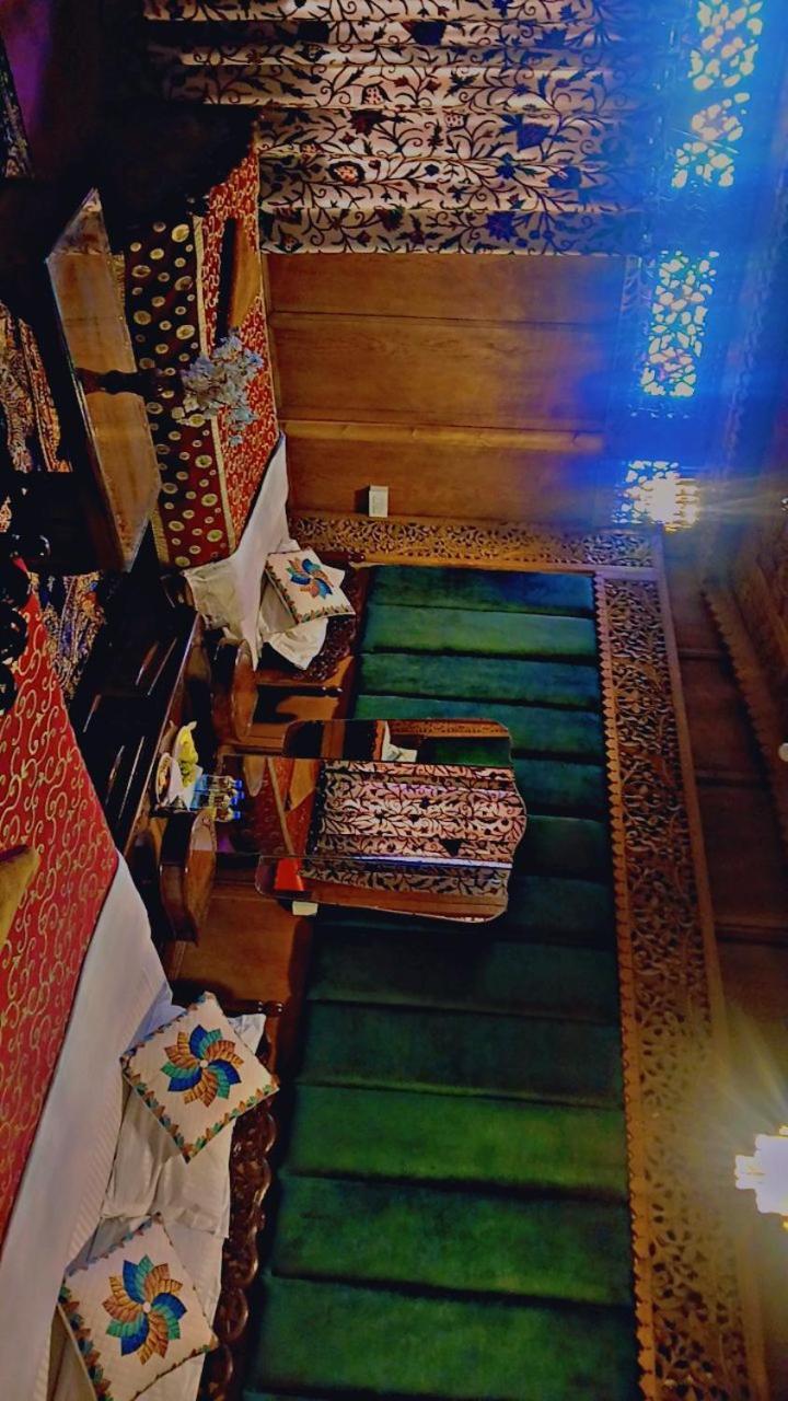Heritage Amina Group Of Houseboats Hotel Srinagar  Bagian luar foto