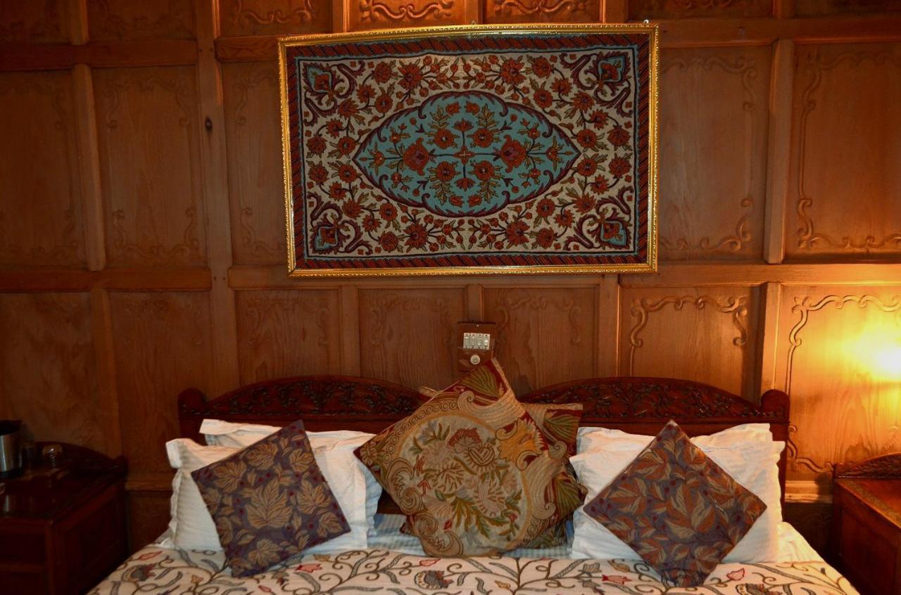 Heritage Amina Group Of Houseboats Hotel Srinagar  Bagian luar foto