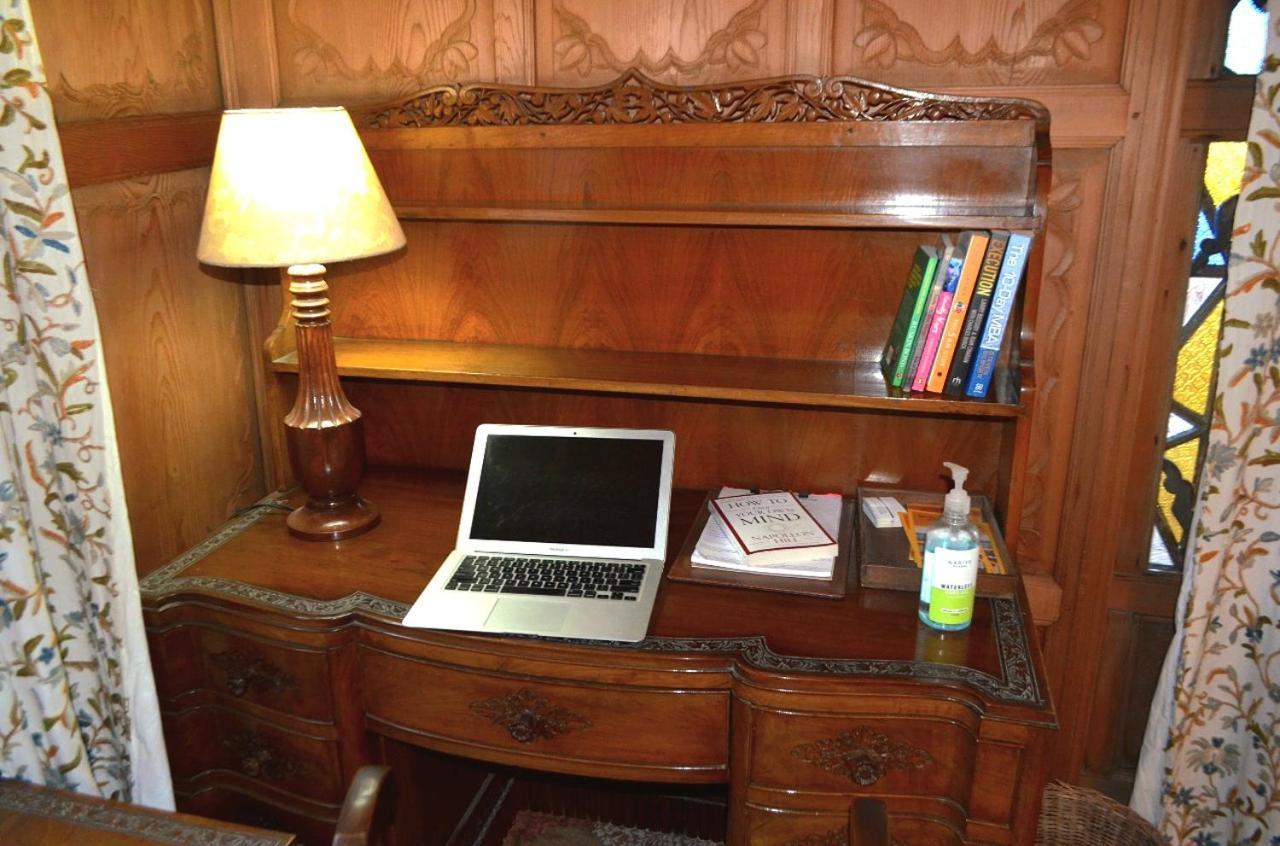 Heritage Amina Group Of Houseboats Hotel Srinagar  Bagian luar foto