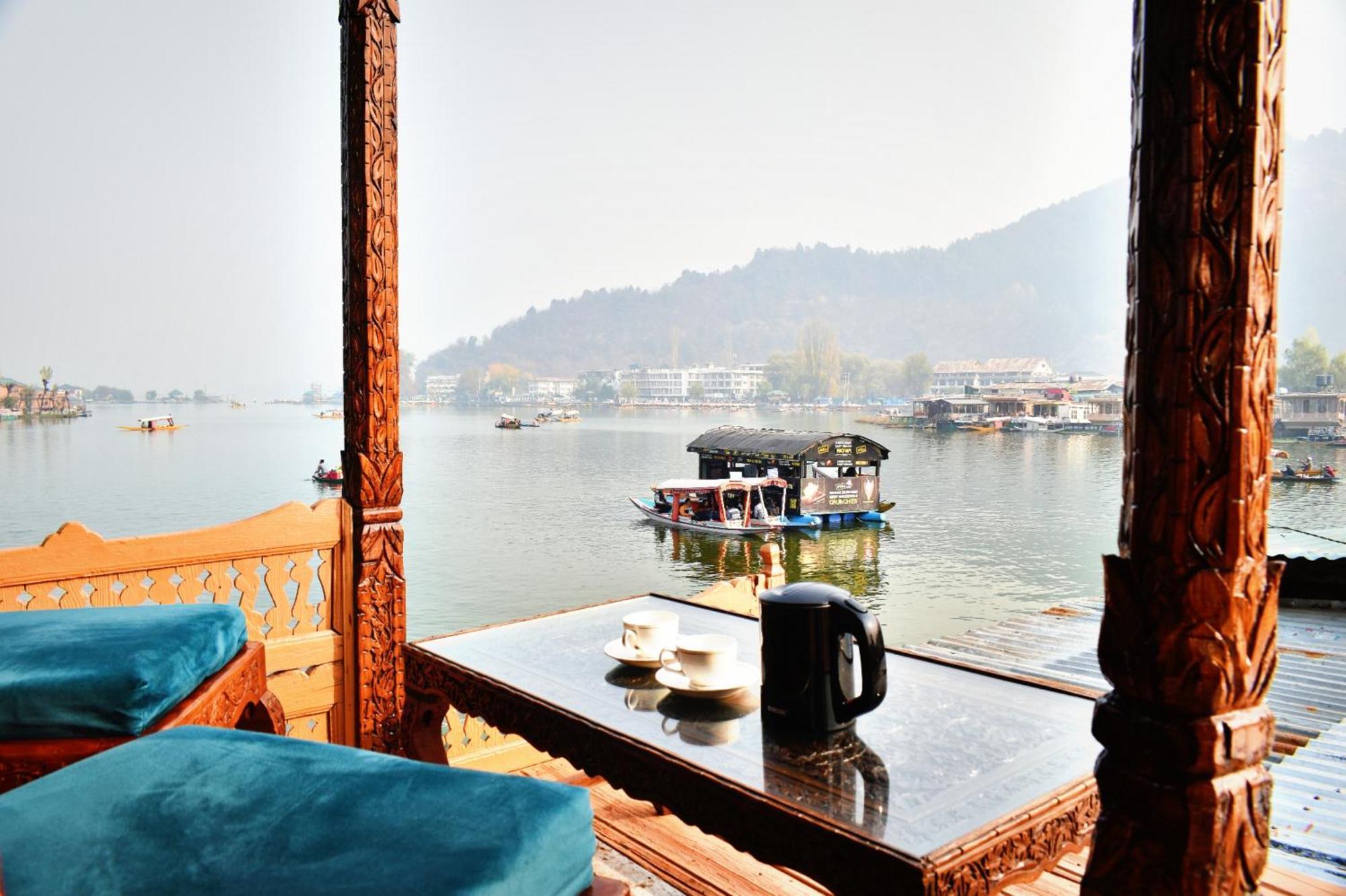 Heritage Amina Group Of Houseboats Hotel Srinagar  Bagian luar foto